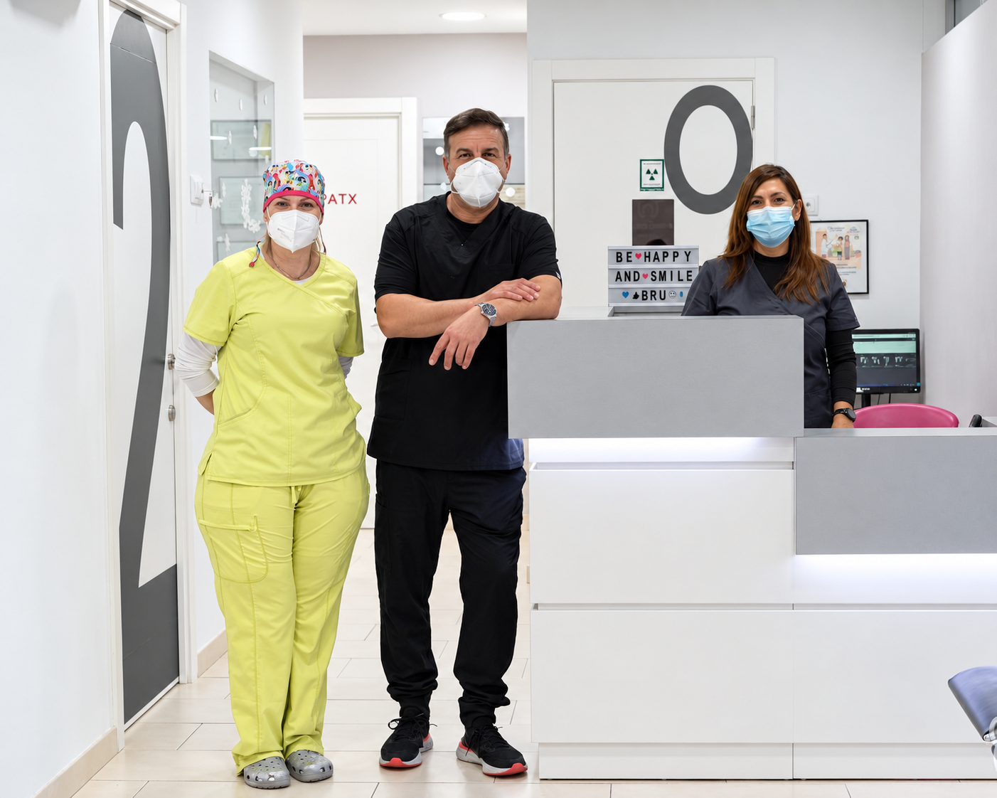 L'equip de Bru Clínica Dental a la recepció