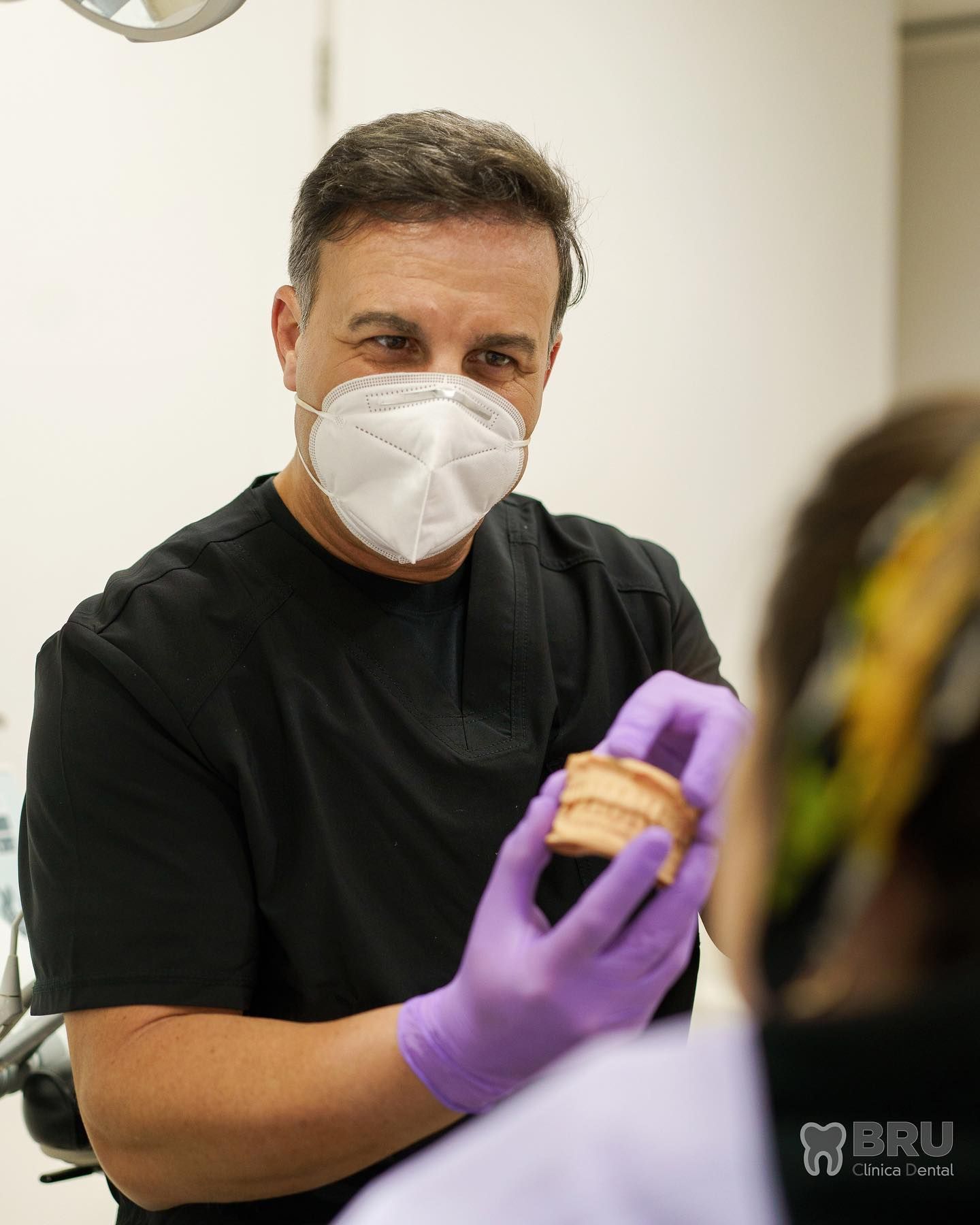 Un professional de Bru explica les cures dentals a la consulta